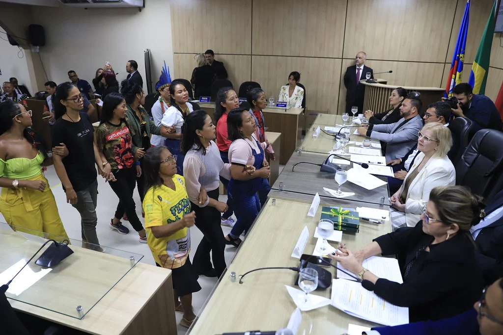 Participants and officials at a 2023 Tabatinga event introducing custody-hearing information in Tikuna, Marubo, Kanamari and Matis languages